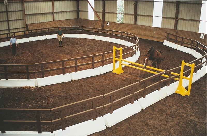 Mobilní jízdárna pro koně tvořená z plastových modulů La Gée