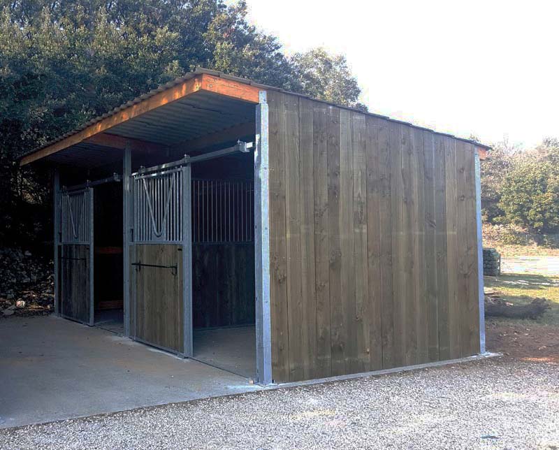 Prodloužení dřevěného boxu pro koně La GÉE 4 x 3 m černá střecha s 1,65 m přesahem