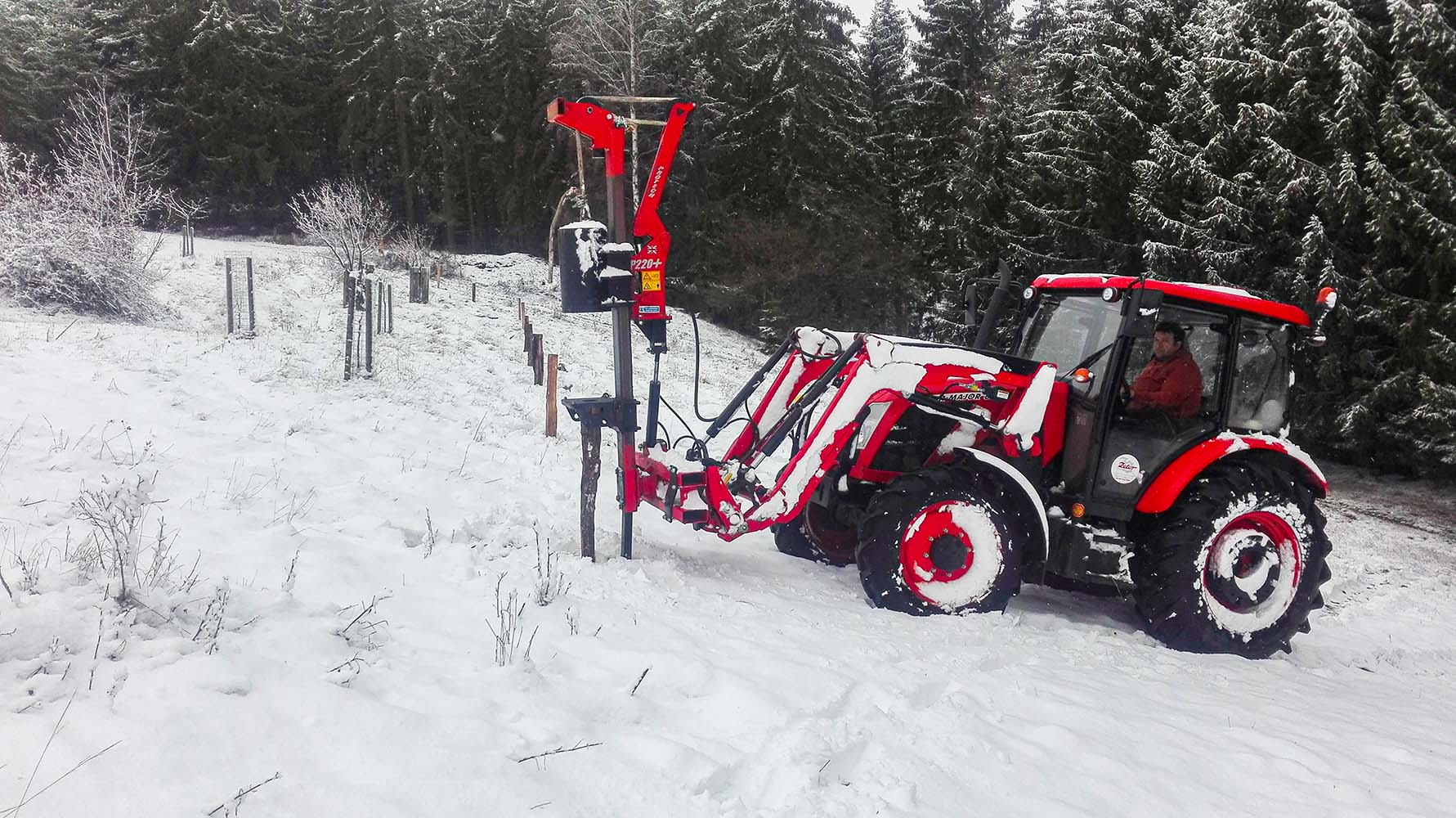 Použití zatloukače kůlů na traktor