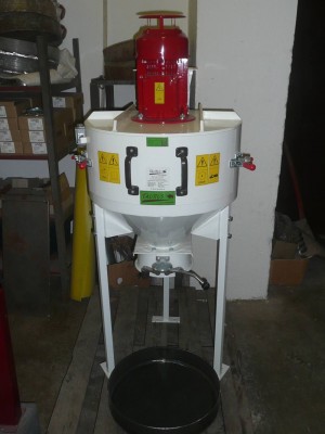 Kladívkový šrotovník na obilí, kukuřici Taurus VM 3 kW vertikální, drtič odpadu, slámy