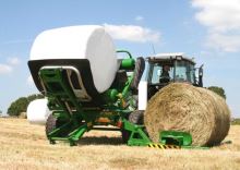 Balička senáže na kulaté balíky McHale 991HS, ovíječka balíků