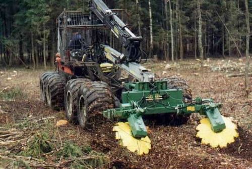 Dvoutalířová lesní půdní fréza nesená na forwarderu TPF-2V