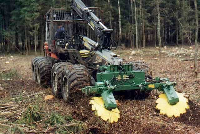 Dvoutalířová lesní půdní fréza TPF-2V nesená na forwarderu nebo vyvážečce