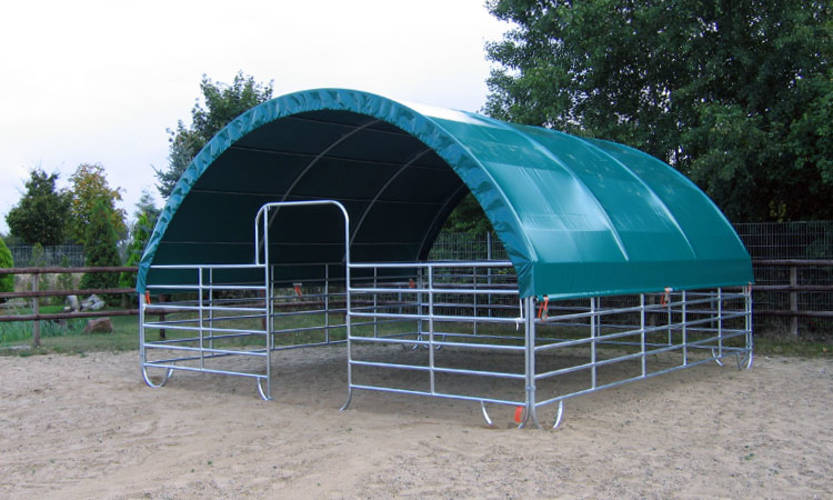Plachtový přístřešek pro koně a skot z ohradních panelů 6 x 6 m se střechou a kotvením